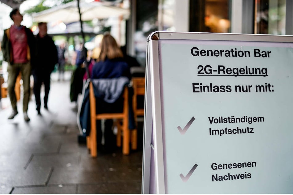 Bei der zweiten Eskalationsstufe wird auch die sogenannte 2G-Regel umgesetzt, bei der nur noch geimpfte und genesene Menschen Zugang erhalten.