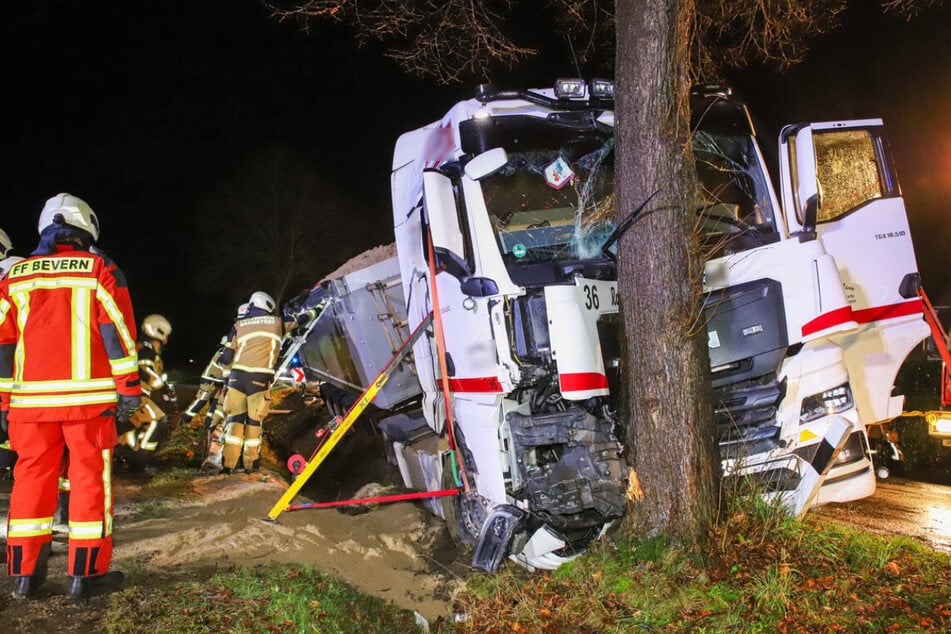Am Freitagabend ist ein Lkw gegen einen Baum gekracht.