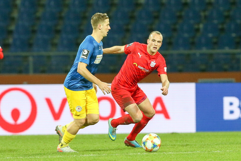 Um gegen Braunschweig etwas zu holen, muss Julius Reinhardt (r.) mit seinen FSV-Kollegen vor allem Braunschweigs Topstürmer Martin Kobylanski stoppen.
