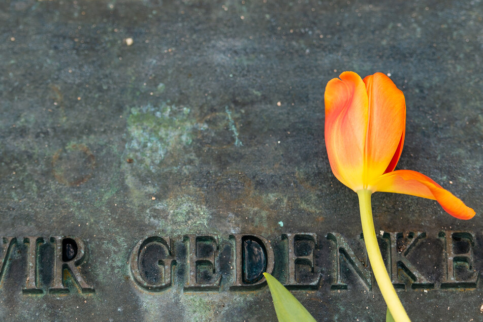 "Wir gedenken" steht unter anderem auf der Tafel auf dem Gelände des ehemaligen Konzentrationslagers Bergen-Belsen in der Lüneburger Heide.