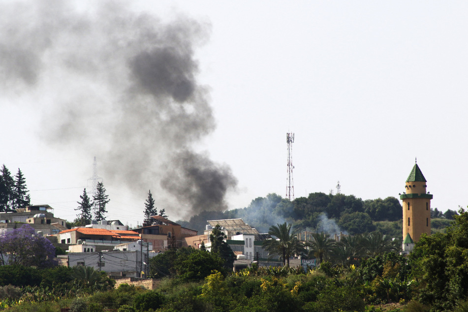 Während die Hisbollah den Norden Israels aus Libanon heraus angriffen, bombardierte Israel ein Dorf im Süden des Landes.