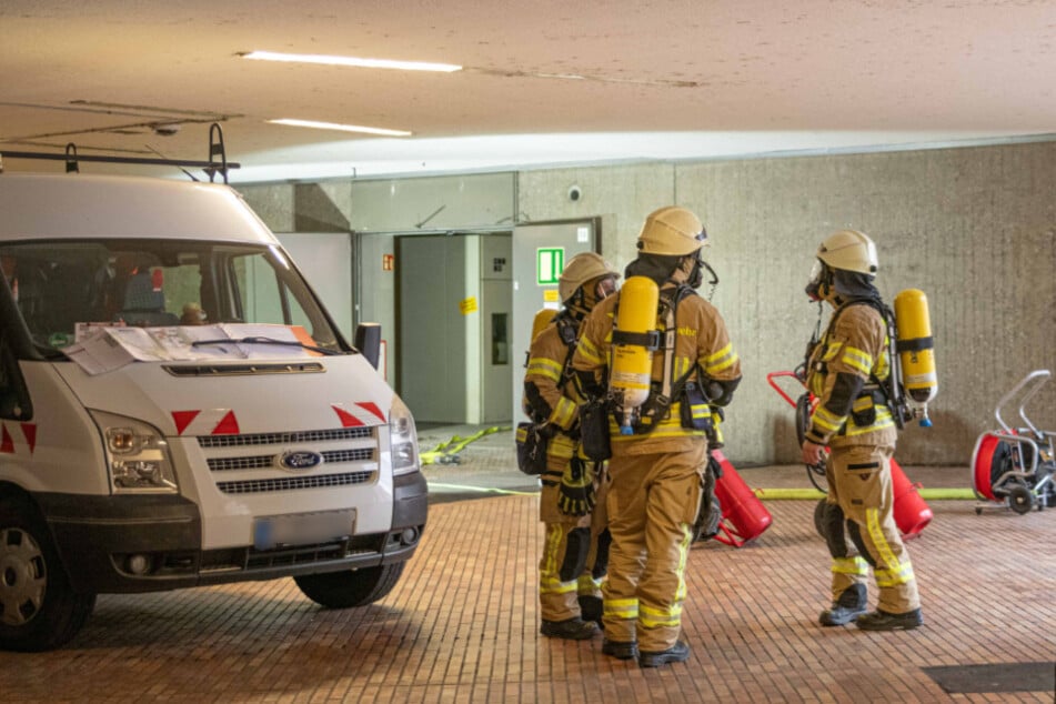 Die Feuerwehr brachte das Feuer am Ebertplatz innerhalb weniger Minuten unter Kontrolle.