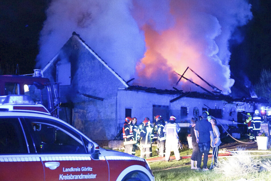 Tragödie in Sachsen: Feuer zerstört Dach von Stallanlage, ein Tier stirbt