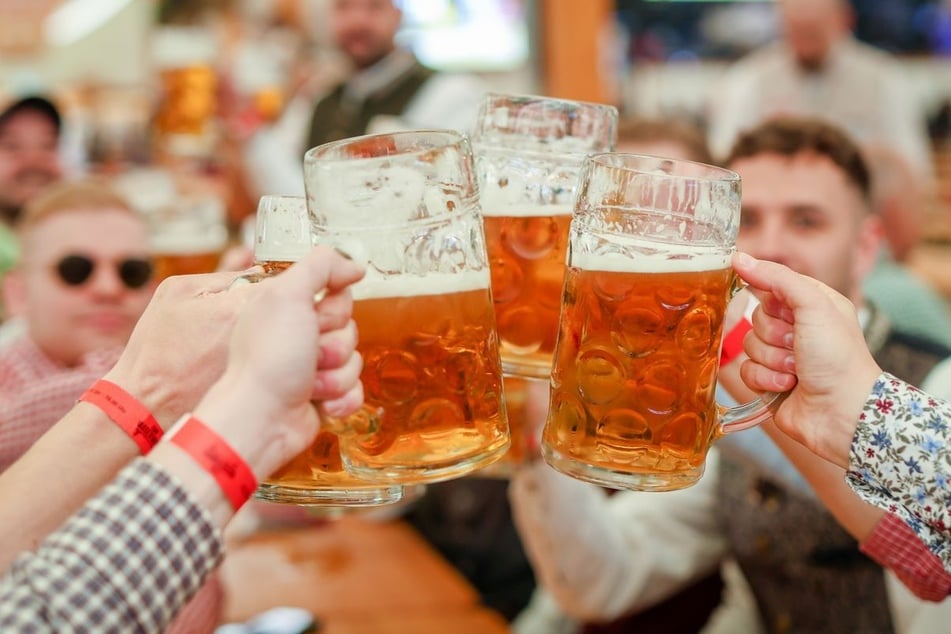 Materialengpässe, gestiegene Kosten für Personal und Energie sowie die höhere Platzmiete treiben die Bierpreise Jahr für Jahr in die Höhe.