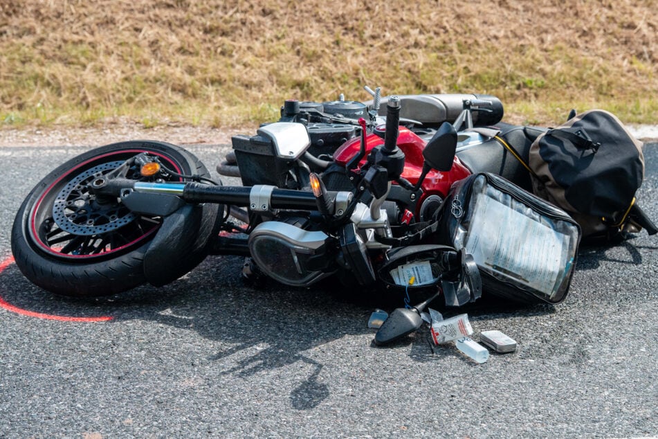 Der Motorradfahrer wurde bei dem Unfall schwer verletzt.