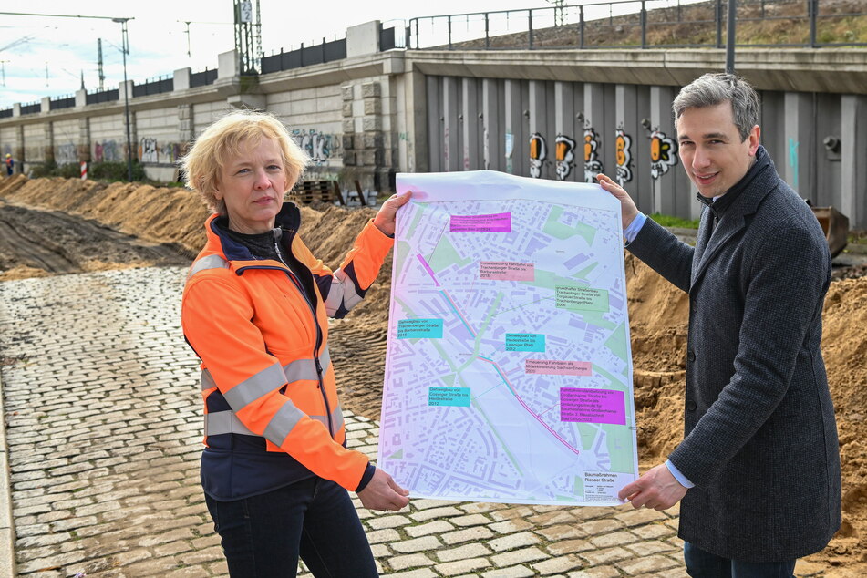 Simone Prüfer (58), Leiterin des Straßen- und Tiefbauamtes, und Baubürgermeister Stephan Kühn (43) mit dem Projektplan.