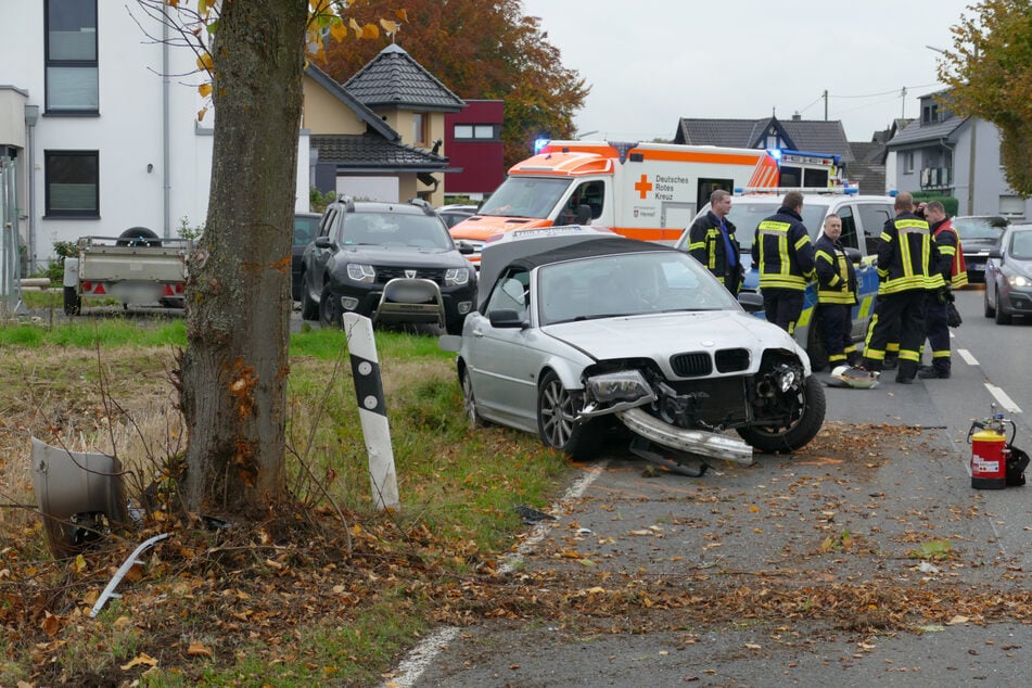 Außer Kontrolle: BWM kracht gegen Baum, drei Jugendliche verletzt