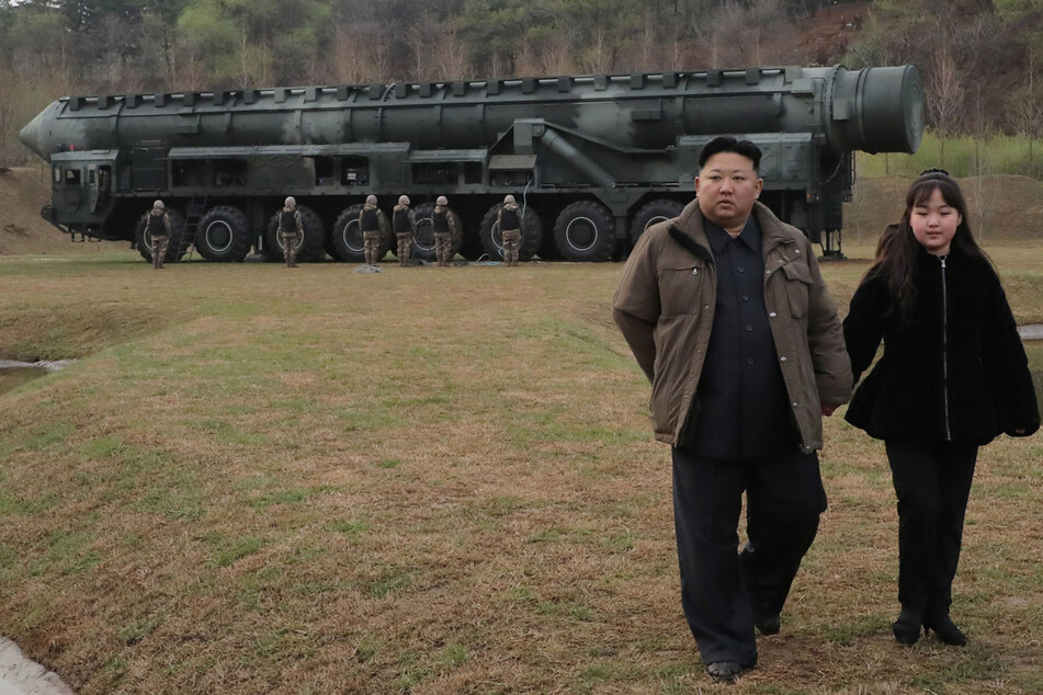 Diese von der staatlichen nordkoreanischen Nachrichtenagentur KCNA zur Verfügung gestellte Aufnahme soll nach Angaben Kim Jong-Un (l), Machthaber von Nordkorea, und seine Tochter im Rahmen des Tests einer ballistischen Interkontinentalrakete am 13.04.2023 zeigen.
