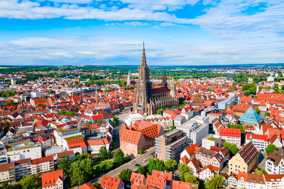 Höchster Kirchturm der Welt ist der Westturm des Ulmer Münsters - noch.