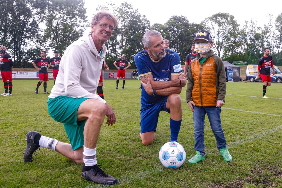 Markus Wulftange (59, l.) und Marco Rose (M.) gaben Lennox (5, r.) letzte Tipps, bevor er den Ball offiziell anstieß.
