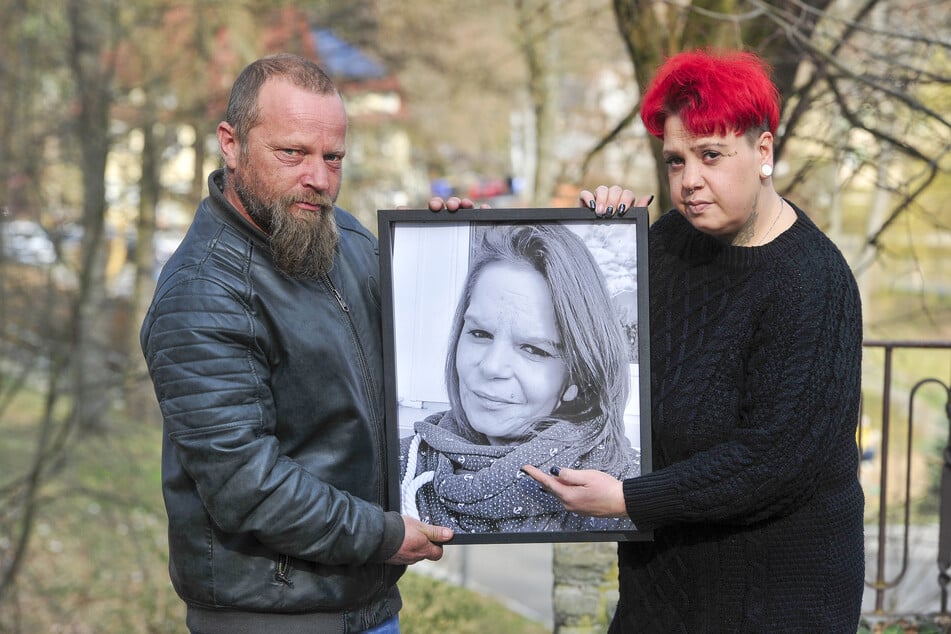 Sandra Rauch (37, r.) hält zusammen mit Freund Marco (43, l.) ein Foto von ihrer verstorbenen Schwester Melanie (†42).