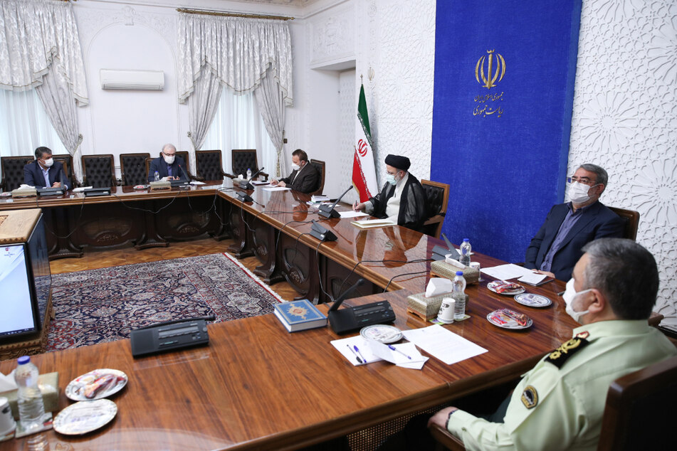 Ebrahim Raisi (3.v.r.), Präsident des Iran, nimmt an einem Treffen mit der Nationalen Task Force zur Bekämpfung der Corona-Pandemie in Teheran teil.