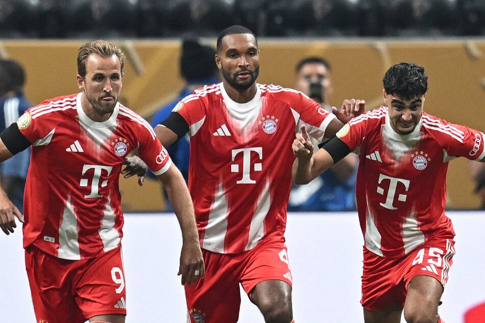 Der FC Bayern München - hier mit Harry Kane, Jonathan Tah und Aleksandar Pavlovic (v.l.) - startet gegen Leipzig in die neue Saison, ehe es zum Derby gegen Augsburg geht.