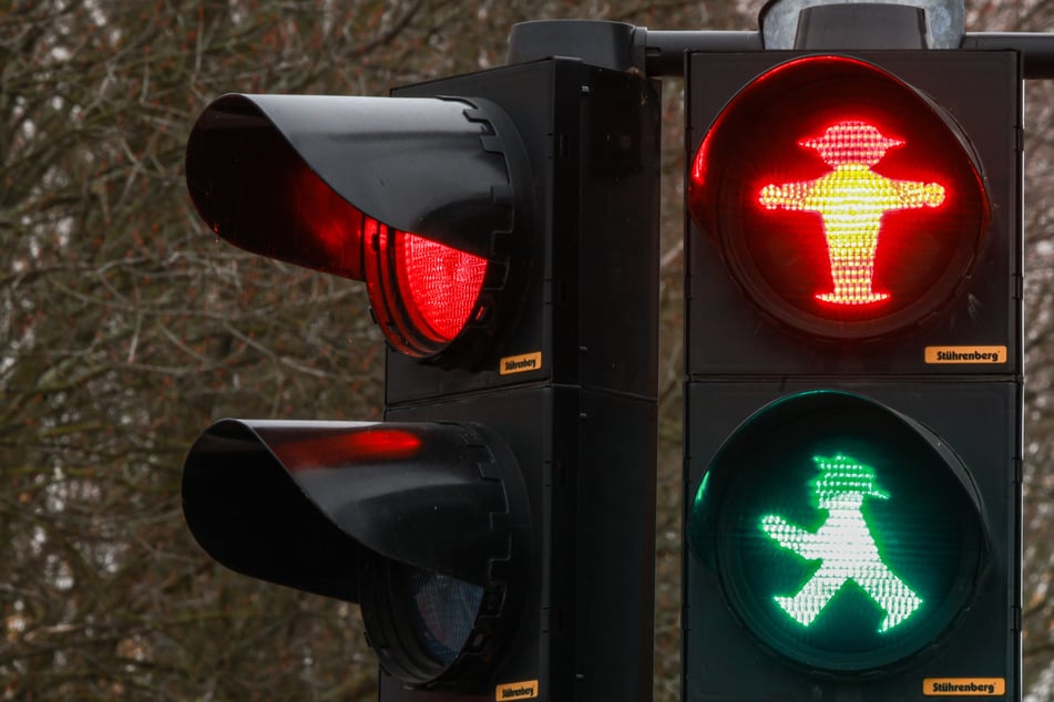 Auch, wer die Straße bei grünem Licht überquert, sollte vorsichtig sein. (Symbolbild)