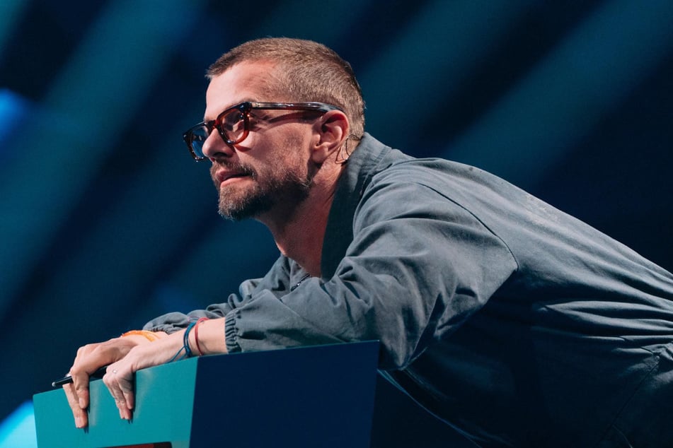 Unnötig gebremst: Show-Erfinder Joko Winterscheidt (47) hatte bei seinem ersten Matchball im Finale bereits die richtige Antwort aufgeschrieben - und wieder gelöscht.