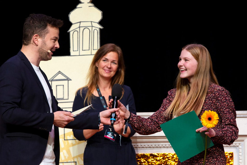 Kristin Erla Petursdottir (r.) erhielt den Preis als beste Kinderdarstellerin. Moderator Felix Seibert-Daiker übergab ihr das Mikro.