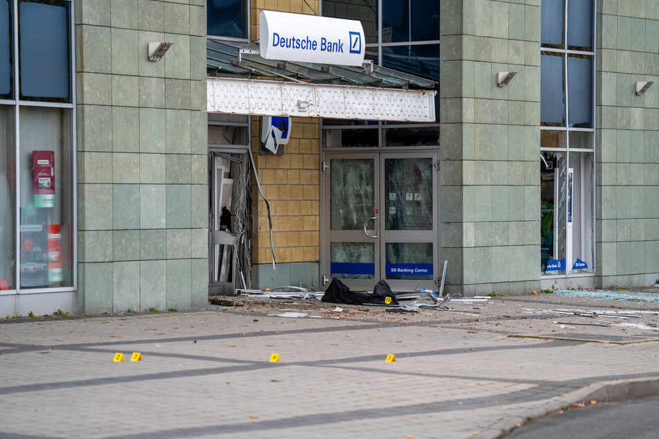Die Spuren der Detonation sind vor dem Eingang der Bankfiliale deutlich sichtbar.