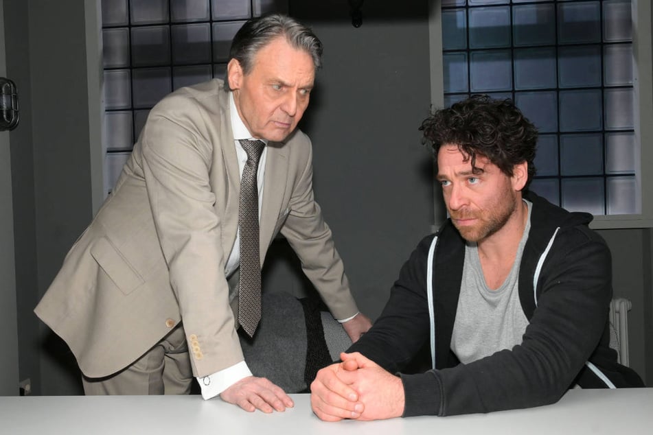 Joachim (l.) versucht, Carlos zu einer Aussage gegen Zoe aufzustacheln.