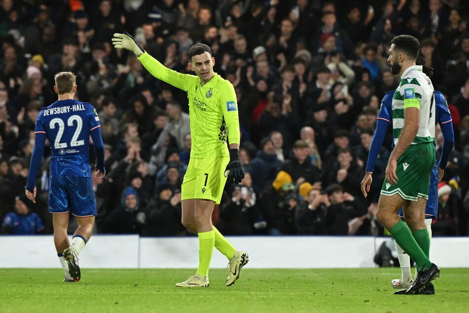 In der Conference League spielte Pöhls (M.) mit den Rovers unter anderem gegen Chelsea.