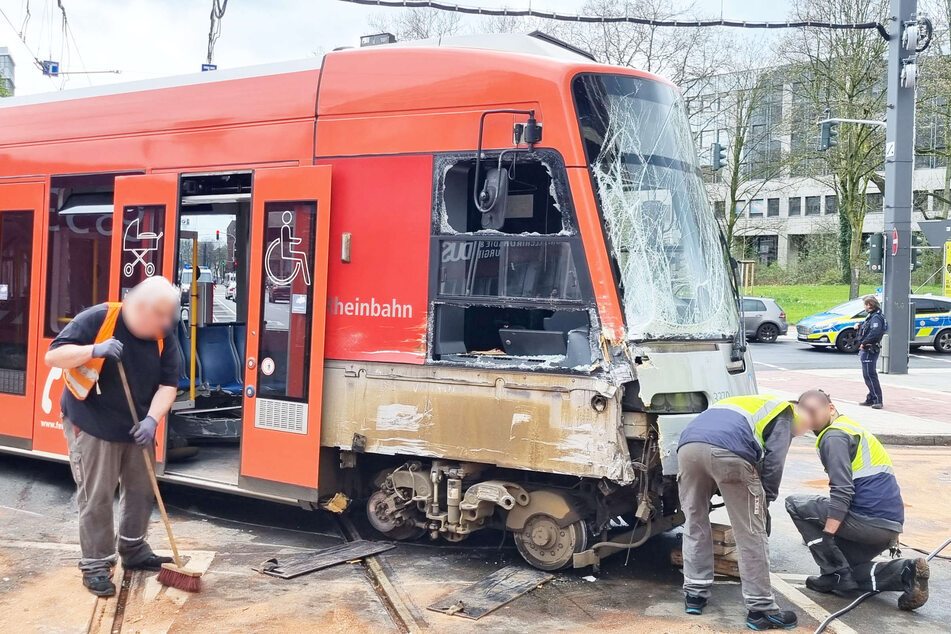 Schwerer Unfall: Straßenbahn kracht gegen Lkw und entgleist, mehrere Fahrgäste verletzt