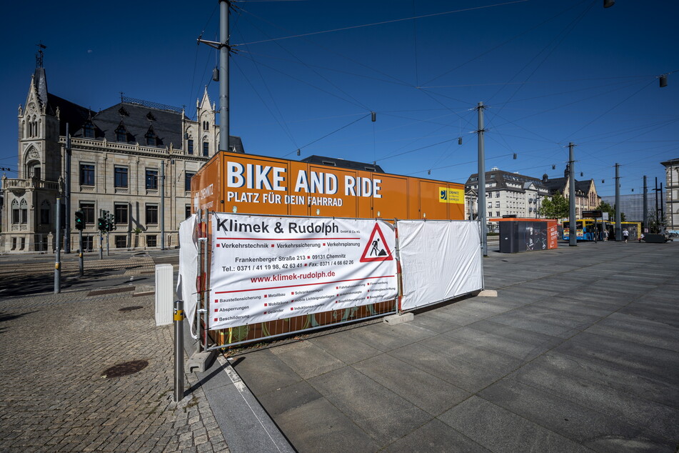 Auch vor dem Chemnitzer Hauptbahnhof können Fahrradparkplätze in den Boxen genutzt werden.