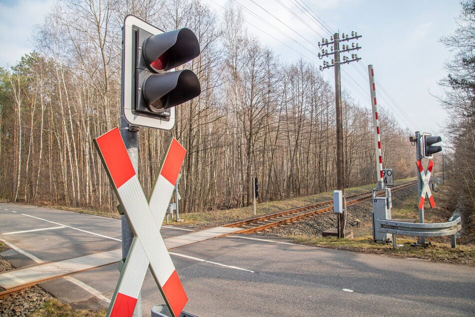 Wegen Kabeldiebstahls ist die Bahnstrecke zwischen Görlitz und Niesky seit Montagmorgen unbefahrbar. (Archivbild)