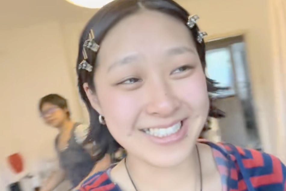 Endlich wieder ein Lächeln im Gesicht! Nachdem ihre Schwester Hand und Schere angelegt hatte, ist Run Zhang mit ihrer Frisur glücklich.