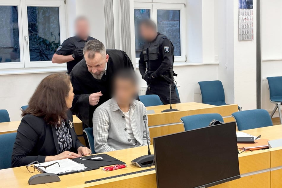 Dem 21-jährigen Beschuldigten droht im Sicherungsverfahren die Unterbringung in einem psychiatrischen Krankenhaus.