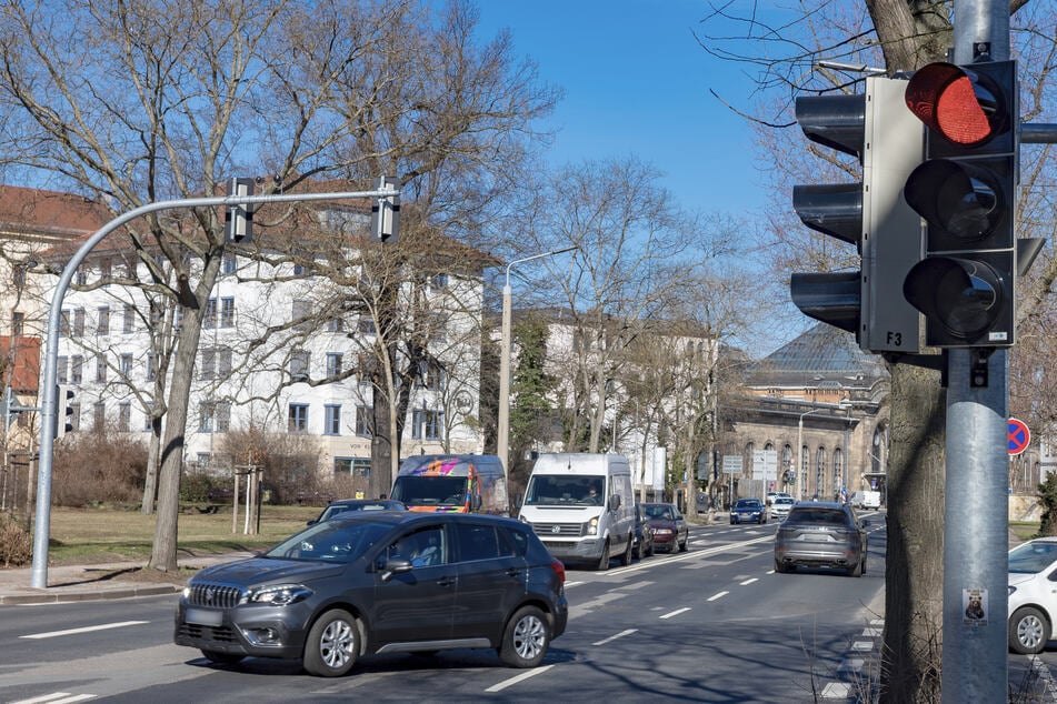 Die Hainstraße am Bahnhof Neustadt ist viel befahren, eine Querung ohne Ampel gefährlich.