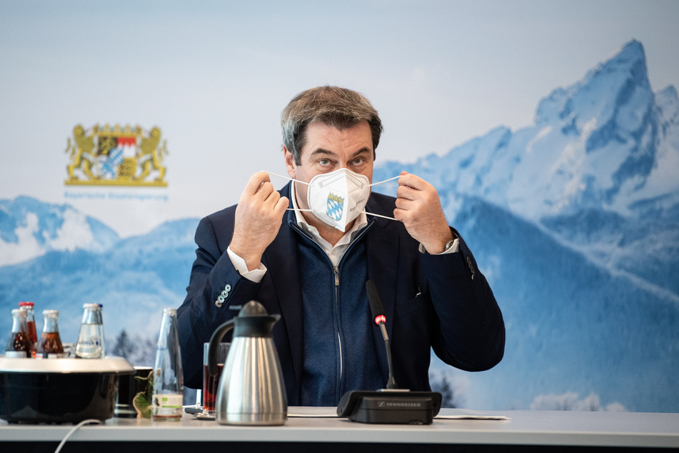 Markus Söder (54, CSU), Parteivorsitzender und Ministerpräsident von Bayern, nimmt während eines Homeoffice-Gipfels der bayerischen Staatsregierung in der bayerischen Staatskanzlei seine FFP2-Maske ab.