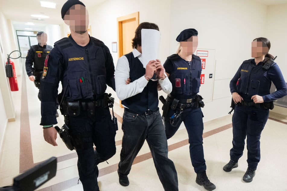 Die Angeklagten bestreiten die Vergewaltigungsvorwürfe.