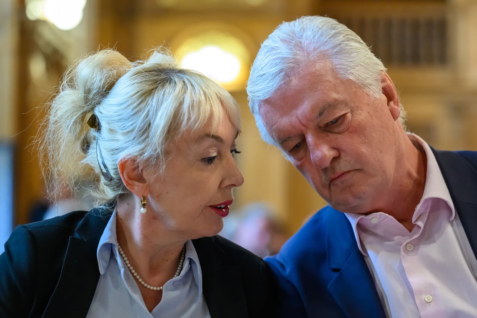 Elsässer mit seiner Frau Stephanie im Gerichtssaal. In dem Prozess werfen beide dem Innenministerium vor, willkürlich Textstellen zu zitieren.