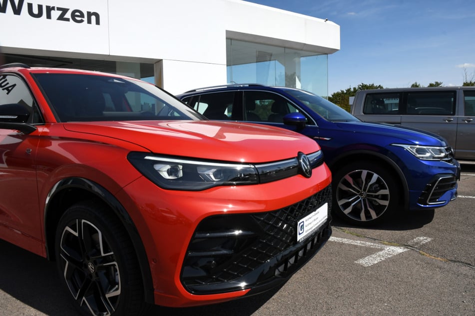 Bereit fürs nächste Abenteuer mit dem neuen VW Tiguan in Rot oder dem Vorgängermodell in Blau?