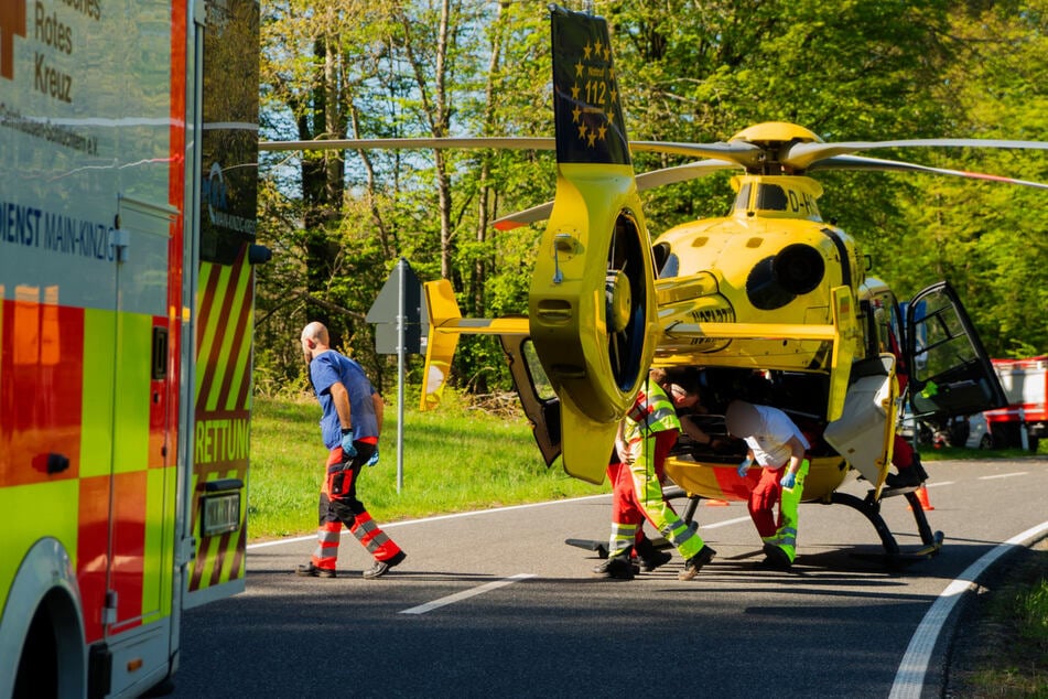 Ein Rettungshubschrauber brachte den verletzten Motorradfahrer ins Krankenhaus.