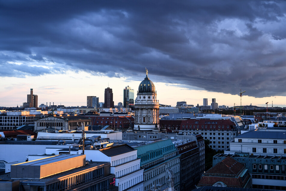 Zum Wochenstart müssen die Menschen in Berlin und Brandenburg mit vielen Wolken und Regen rechnen.