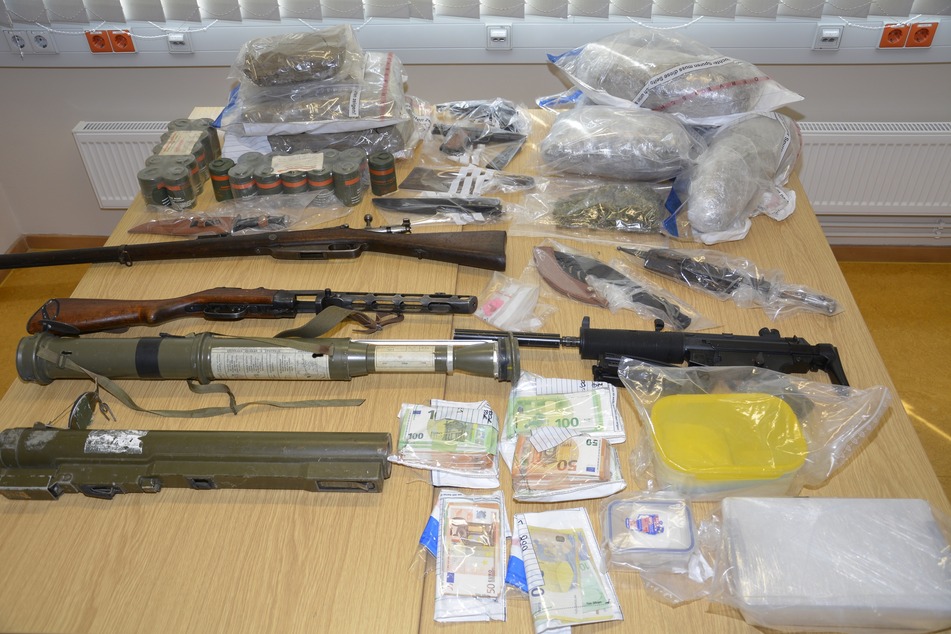 Bei den Durchsuchungen fand die Polizei Waffen, Drogen und Bargeld.