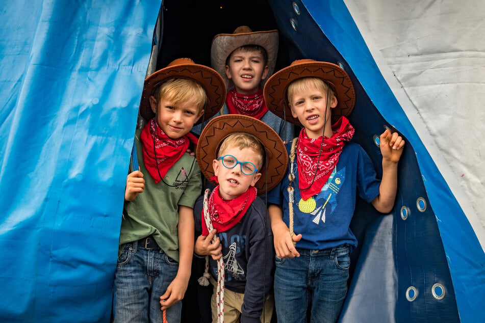 Die "Cowboy"-Rasselbande lugt durch den Vorhang.