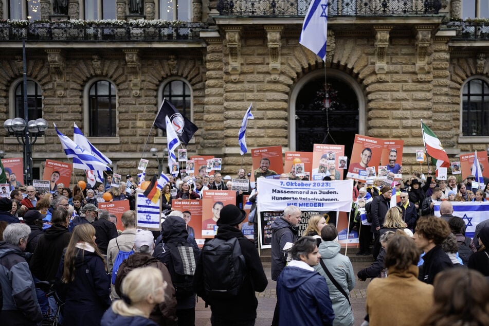 An der Mahnwache auf dem Hamburger Rathausmarkt nahmen rund 250 Menschen teil.