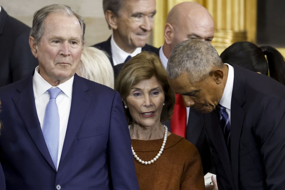 Barack Obama (63, r.) im Gespräch mit den Eheleuten Bush.