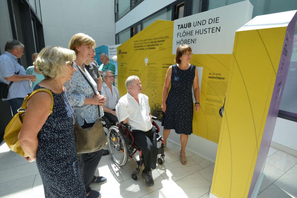 Die Ausstellung "Behindern verhindern" ist derzeit neben dem Bürgersaal des Rathauses zu besichtigen.