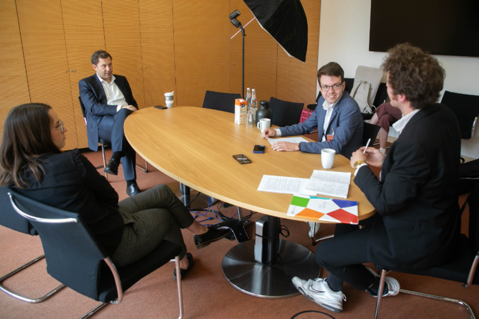 Der SPD-Chef sprach im Bundestag mit TAG24-Politikredakteur Paul Hoffmann (30, M.) und Reporter Erik Töpfer (23).