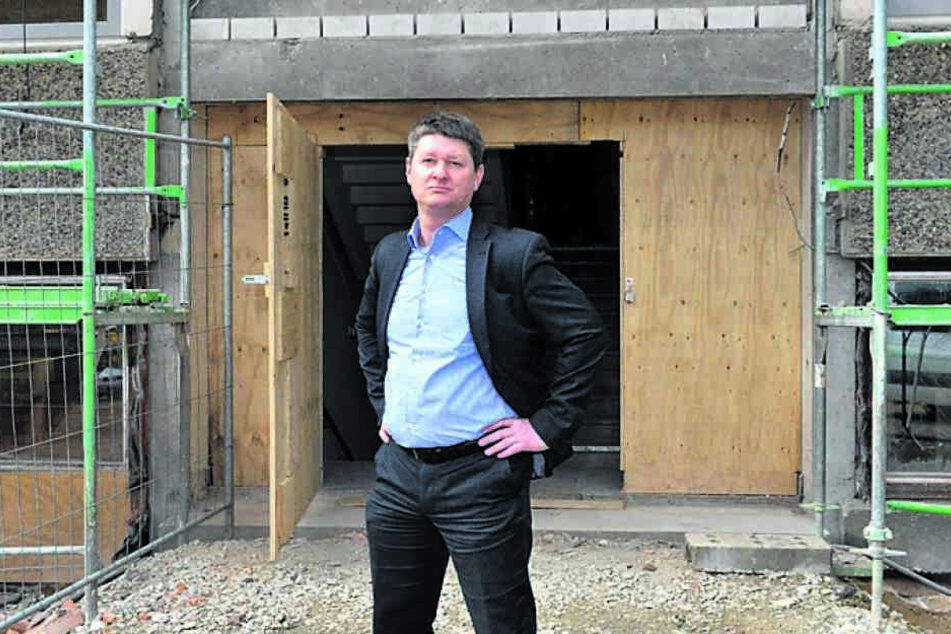 Direktor Lars Kluger (48) vor dem "Haupteingang" seiner Schule.