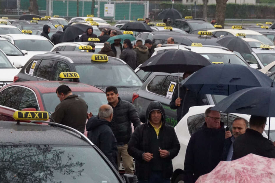 Taxi-Demo gegen Uber und Scheuer (CSU) blockiert Stuttgarter Innenstadt