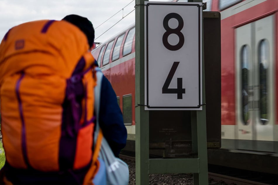 Der Bahnfahrer drohte mit einer Bombe, die er im Rucksack haben wollte. (Bildmontage)