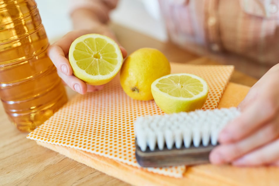 Zitronensaft kann Blutflecken lösen. Ist das Textilstück robust, kann man eine Bürste zu Hilfe nehmen.