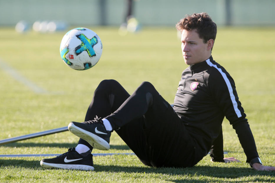 Der Mann kann was am Ball: Das Jonglieren im Sitzen ist für Clemens Fandrich natürlich kein Problem.
