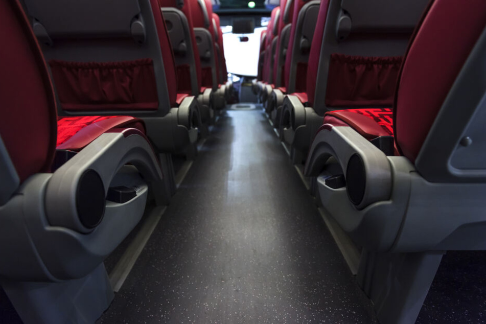 Die Polizei holte einen 35-Jährigen aus dem Reisebus und nahm ihn vorläufig fest (Symbolbild).