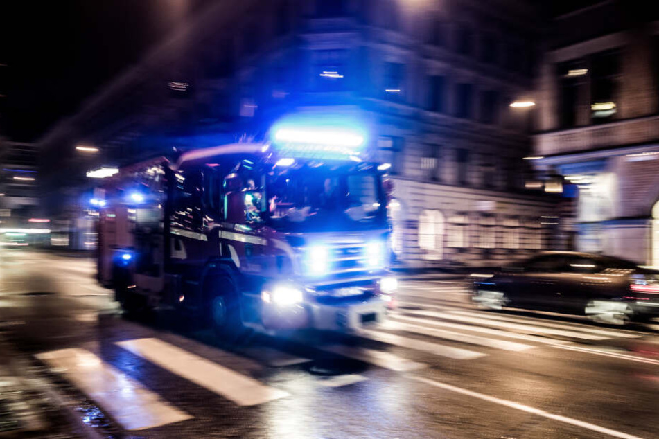 Die Feuerwehr rückte um kurz vor drei Uhr nach Bornheim aus. (Symbolbild)