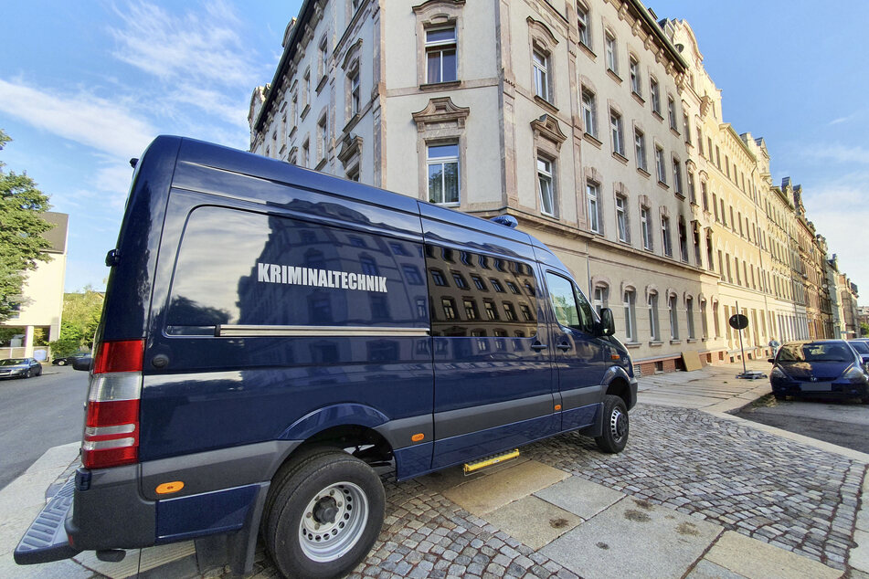 Kriminaltechniker untersuchen den Brandort.
