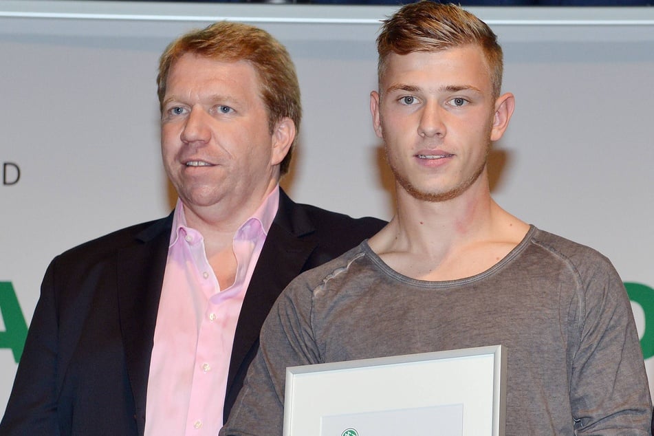 Thorsten Weck (l.) im Jahr 2014 bei der Verleihung der Fritz-Walter-Medaille mit Max Meyer (heute FC Midtjylland).